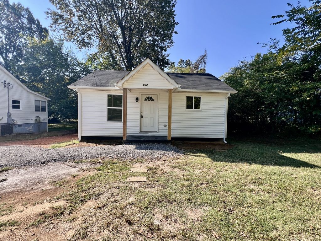 903 Curtis St, Paris, TN 38242