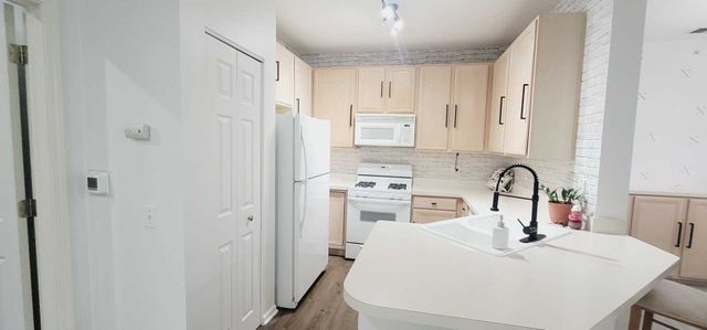 3333 Stratford Court 3F, Lake Bluff, IL 60044