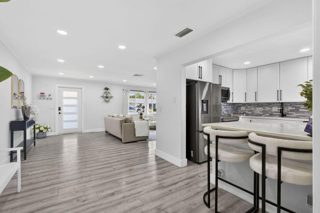 326 Alhambra Place, West Palm Beach, FL 33405