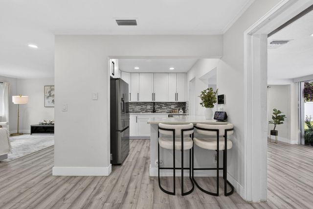 326 Alhambra Place, West Palm Beach, FL 33405