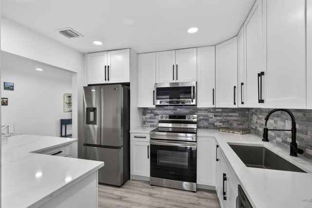 326 Alhambra Place, West Palm Beach, FL 33405
