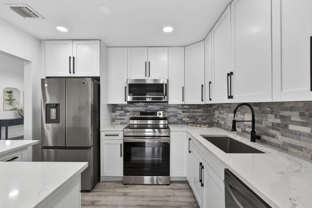 326 Alhambra Place, West Palm Beach, FL 33405
