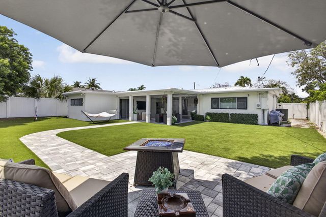 326 Alhambra Place, West Palm Beach, FL 33405