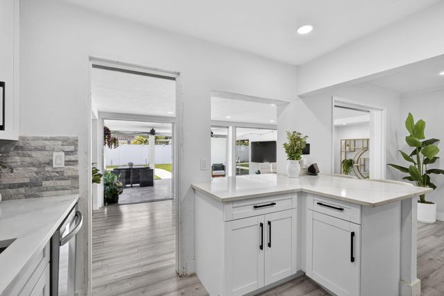 326 Alhambra Place, West Palm Beach, FL 33405