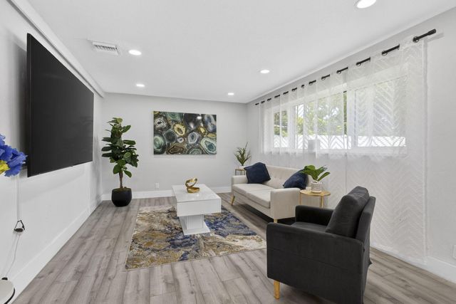 326 Alhambra Place, West Palm Beach, FL 33405