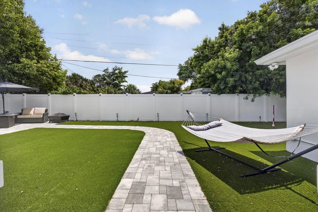 326 Alhambra Place, West Palm Beach, FL 33405