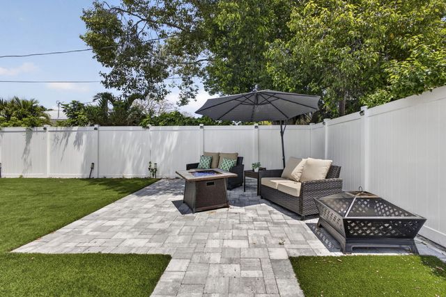 326 Alhambra Place, West Palm Beach, FL 33405