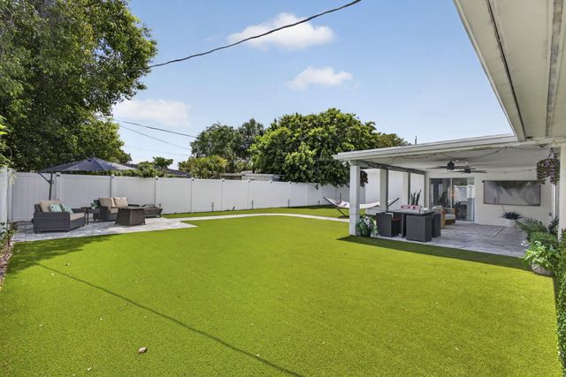 326 Alhambra Place, West Palm Beach, FL 33405