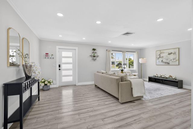 326 Alhambra Place, West Palm Beach, FL 33405