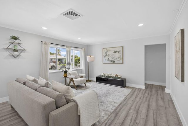326 Alhambra Place, West Palm Beach, FL 33405