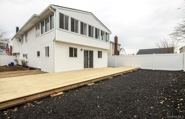 15 E Clearwater Road, Lindenhurst, NY 11757