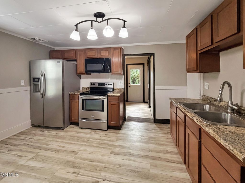 605 W Broadway, Williston, ND 58801 photo 3