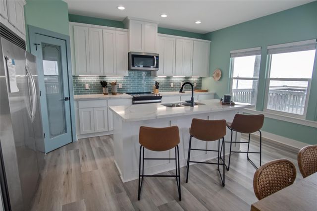 812 S Crystal Beach Road, Crystal Beach, TX 77650