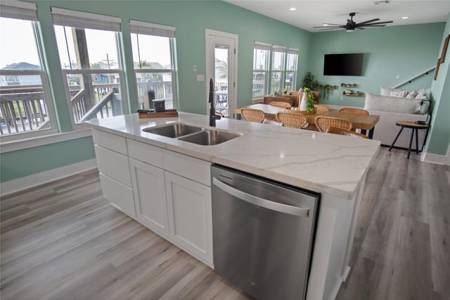 812 S Crystal Beach Road, Crystal Beach, TX 77650