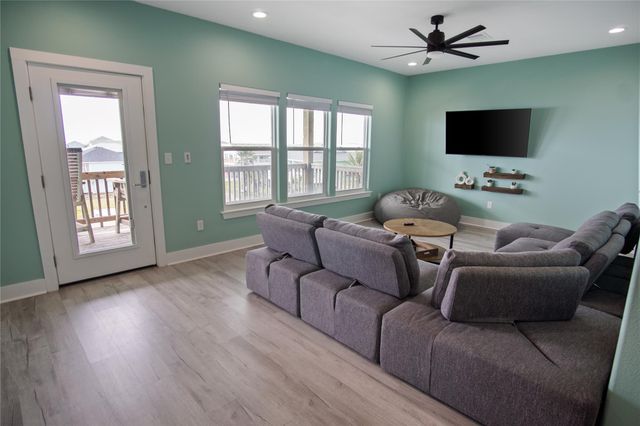 812 S Crystal Beach Road, Crystal Beach, TX 77650