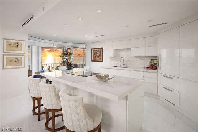 8111 Bay Colony DR 302, Naples, FL 34108