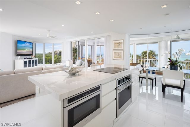 8111 Bay Colony DR 302, Naples, FL 34108