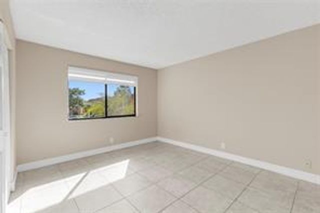 158 Lakeview Drive, Weston, FL 33326