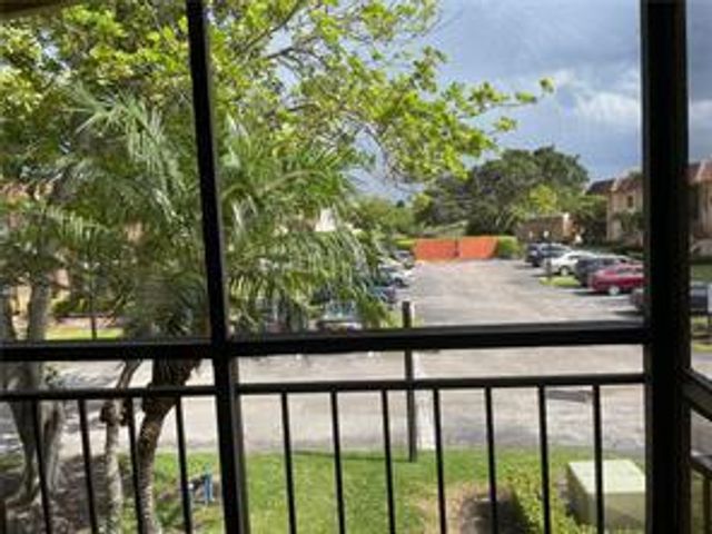 158 Lakeview Drive, Weston, FL 33326