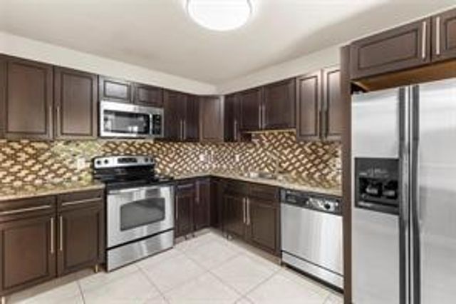 158 Lakeview Drive, Weston, FL 33326