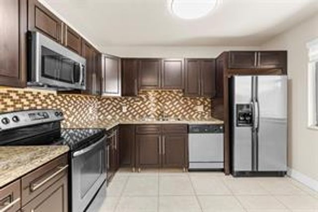 158 Lakeview Drive, Weston, FL 33326