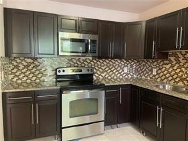 158 Lakeview Drive, Weston, FL 33326