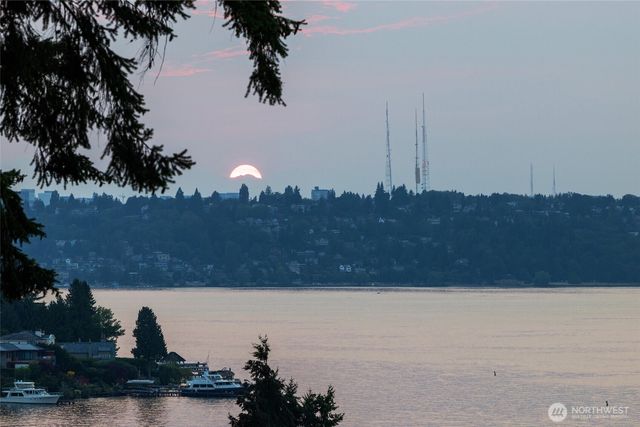 2003 82nd Avenue SE, Mercer Island, WA 98040