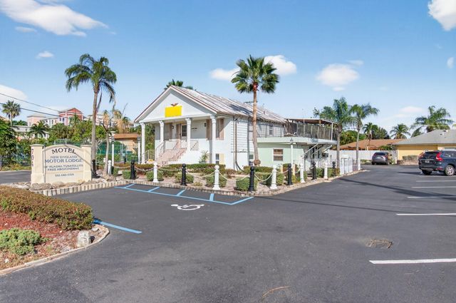 704 N Dixie Highway, Lantana, FL 33462