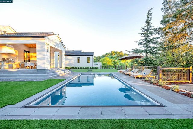 1570 Rancho View Dr, Lafayette, CA 94549