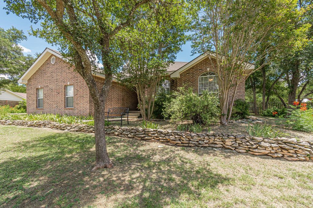 127 Maple DR, Mountain City, TX 78610