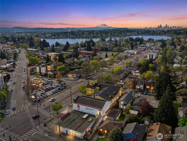 8211 Aurora Avenue N, Seattle, WA 98103