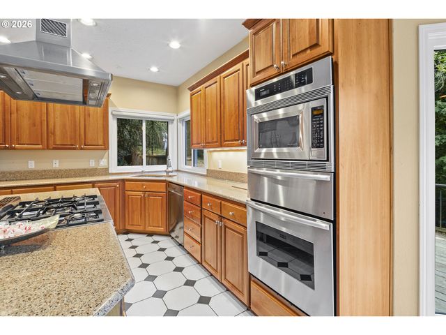 26 GROUSE Ter, Lake Oswego, OR 97035