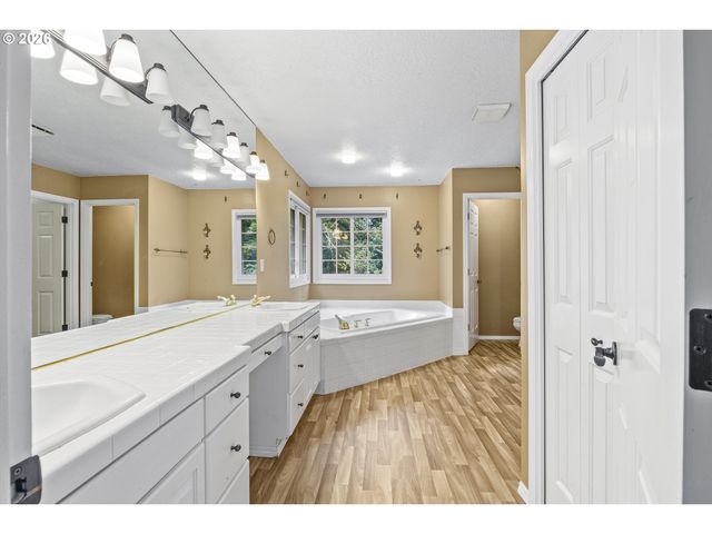 26 GROUSE Ter, Lake Oswego, OR 97035