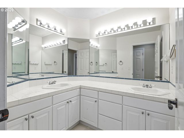 26 GROUSE Ter, Lake Oswego, OR 97035