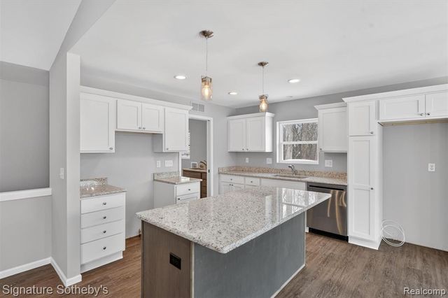 8515 Sandy Crest Drive, White Lake, MI 48386