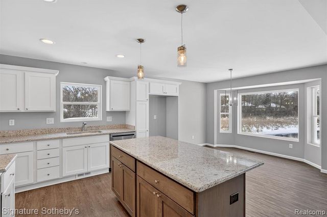 8515 Sandy Crest Drive, White Lake, MI 48386