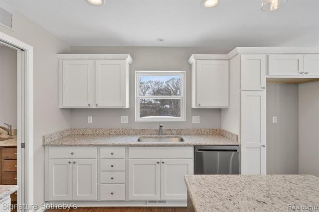 8515 Sandy Crest Drive, White Lake, MI 48386