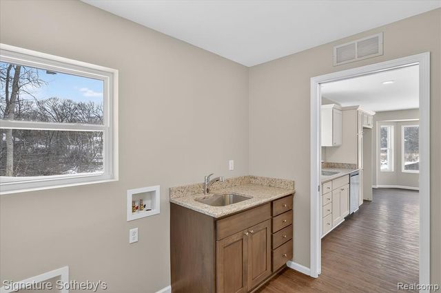 8515 Sandy Crest Drive, White Lake, MI 48386