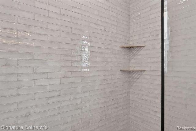 8515 Sandy Crest Drive, White Lake, MI 48386