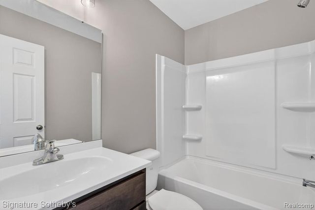 8515 Sandy Crest Drive, White Lake, MI 48386