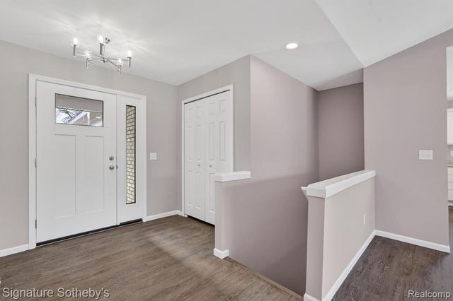 8515 Sandy Crest Drive, White Lake, MI 48386