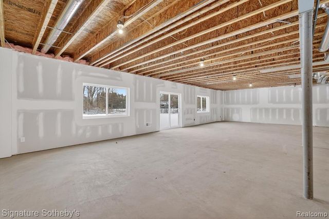 8515 Sandy Crest Drive, White Lake, MI 48386