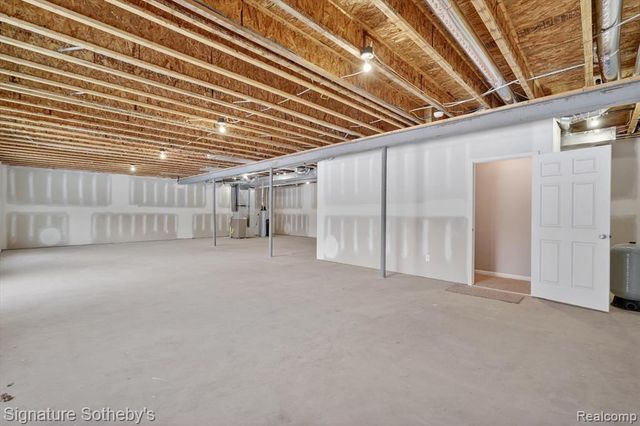 8515 Sandy Crest Drive, White Lake, MI 48386