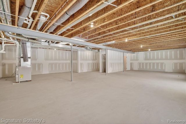 8515 Sandy Crest Drive, White Lake, MI 48386