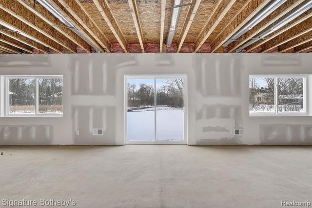 8515 Sandy Crest Drive, White Lake, MI 48386