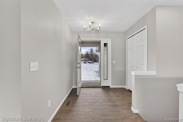 8515 Sandy Crest Drive, White Lake, MI 48386