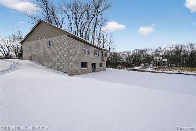 8515 Sandy Crest Drive, White Lake, MI 48386