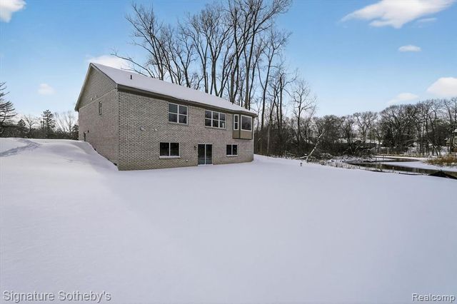 8515 Sandy Crest Drive, White Lake, MI 48386