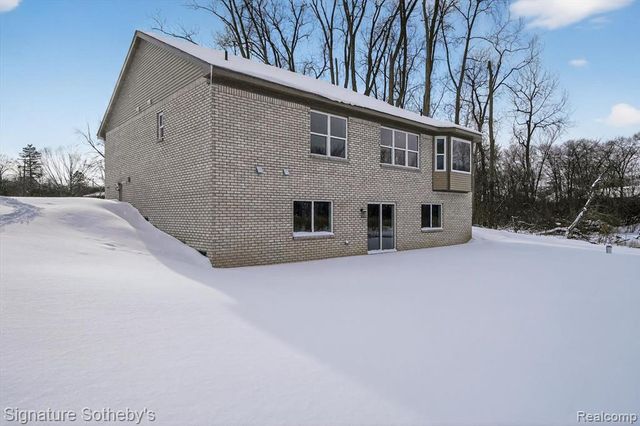 8515 Sandy Crest Drive, White Lake, MI 48386