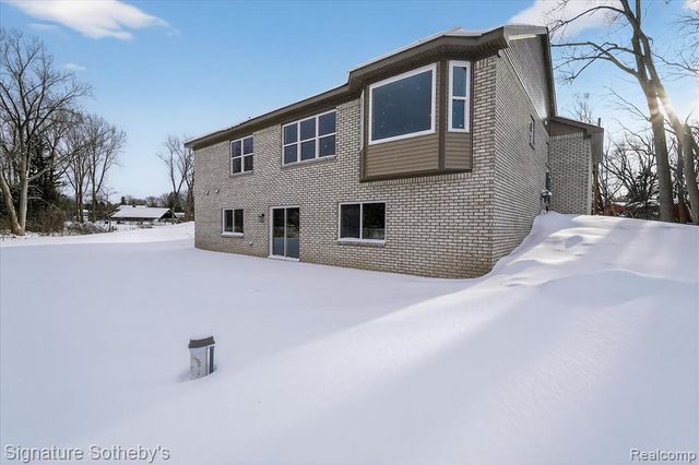 8515 Sandy Crest Drive, White Lake, MI 48386